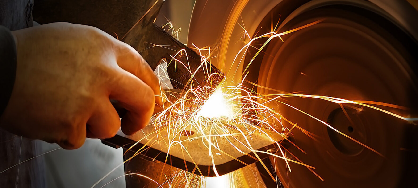 Funken sprühen am Schleifstein